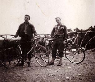 Theo en vriend racefietsen