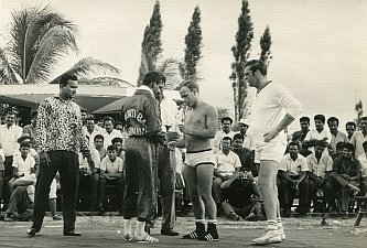 Voorstellen voor de wedstrijd in Suriname